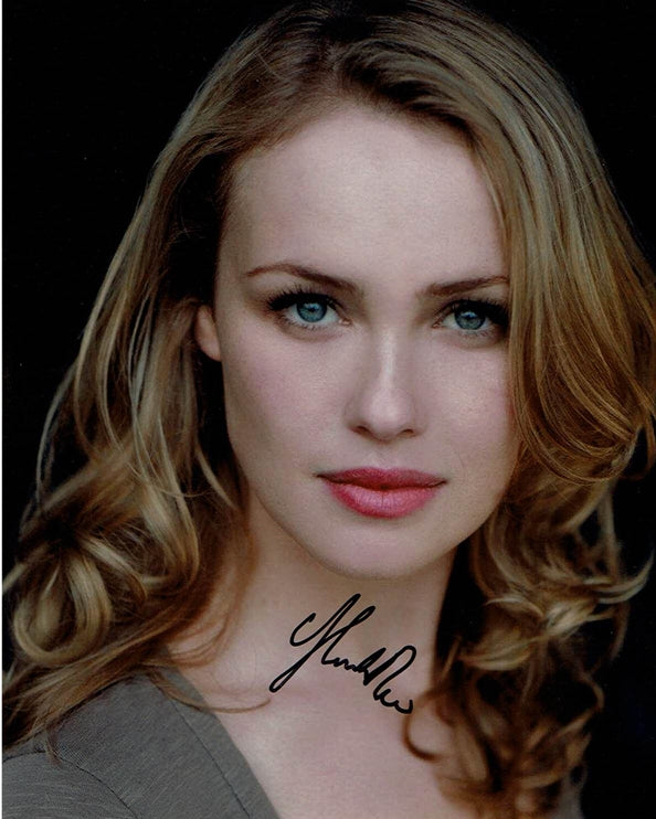 Hannah New Signed 8x10 Photo