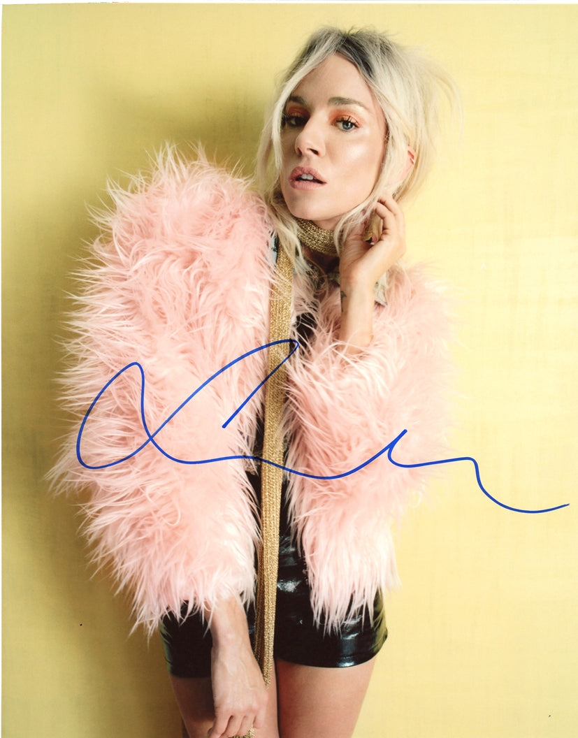 Sienna Miller Signed 8x10 Photo - Video Proof