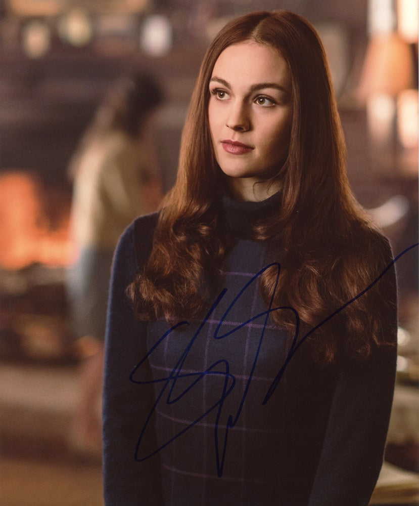 Sophie Skelton Signed 8x10 Photo