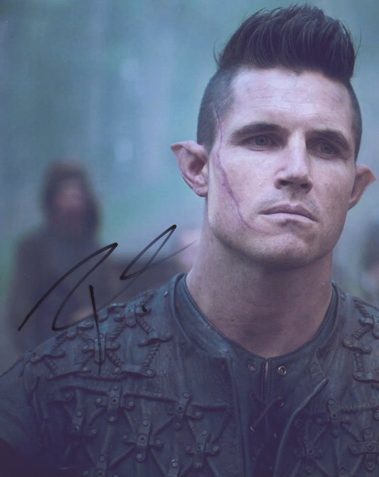 Robbie Amell Signed 8x10 Photo