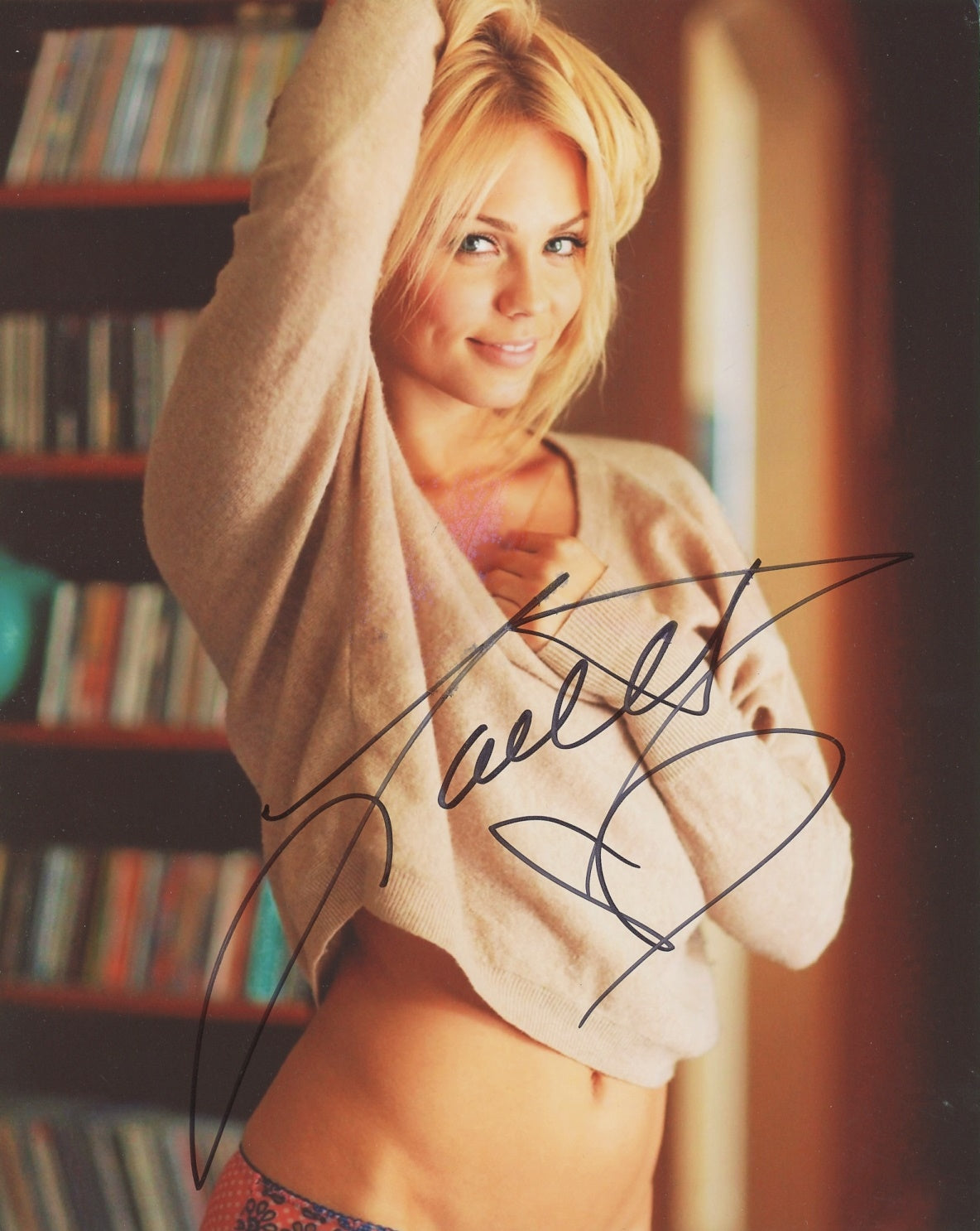 Laura Vandervoort Signed 8x10 Photo