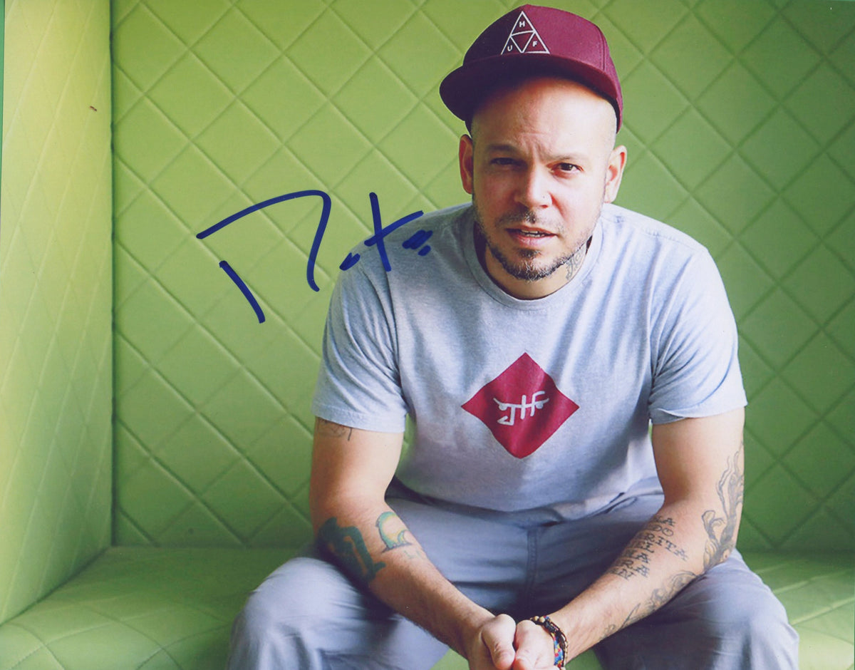 Residente Signed 8x10 Photo