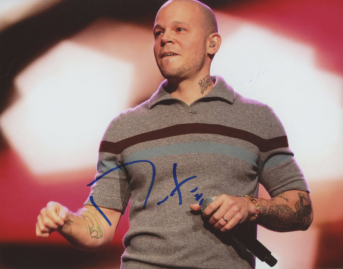 Residente Signed 8x10 Photo