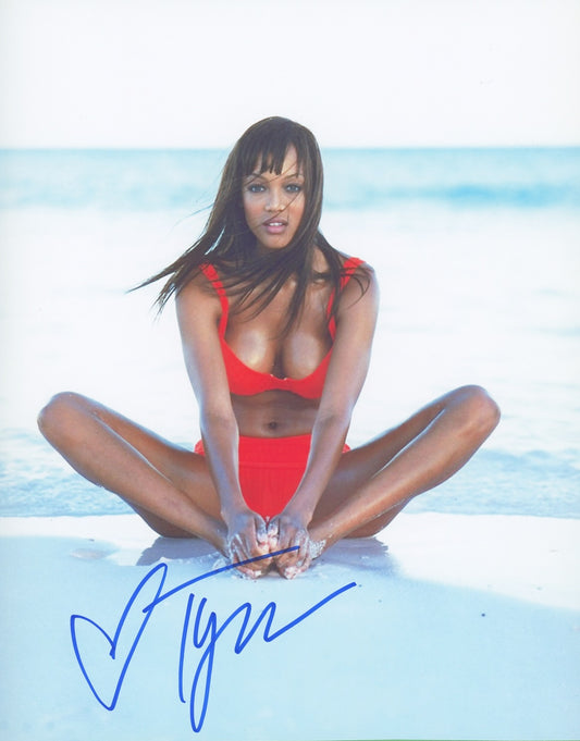 Tyra Banks Signed 8x10 Photo